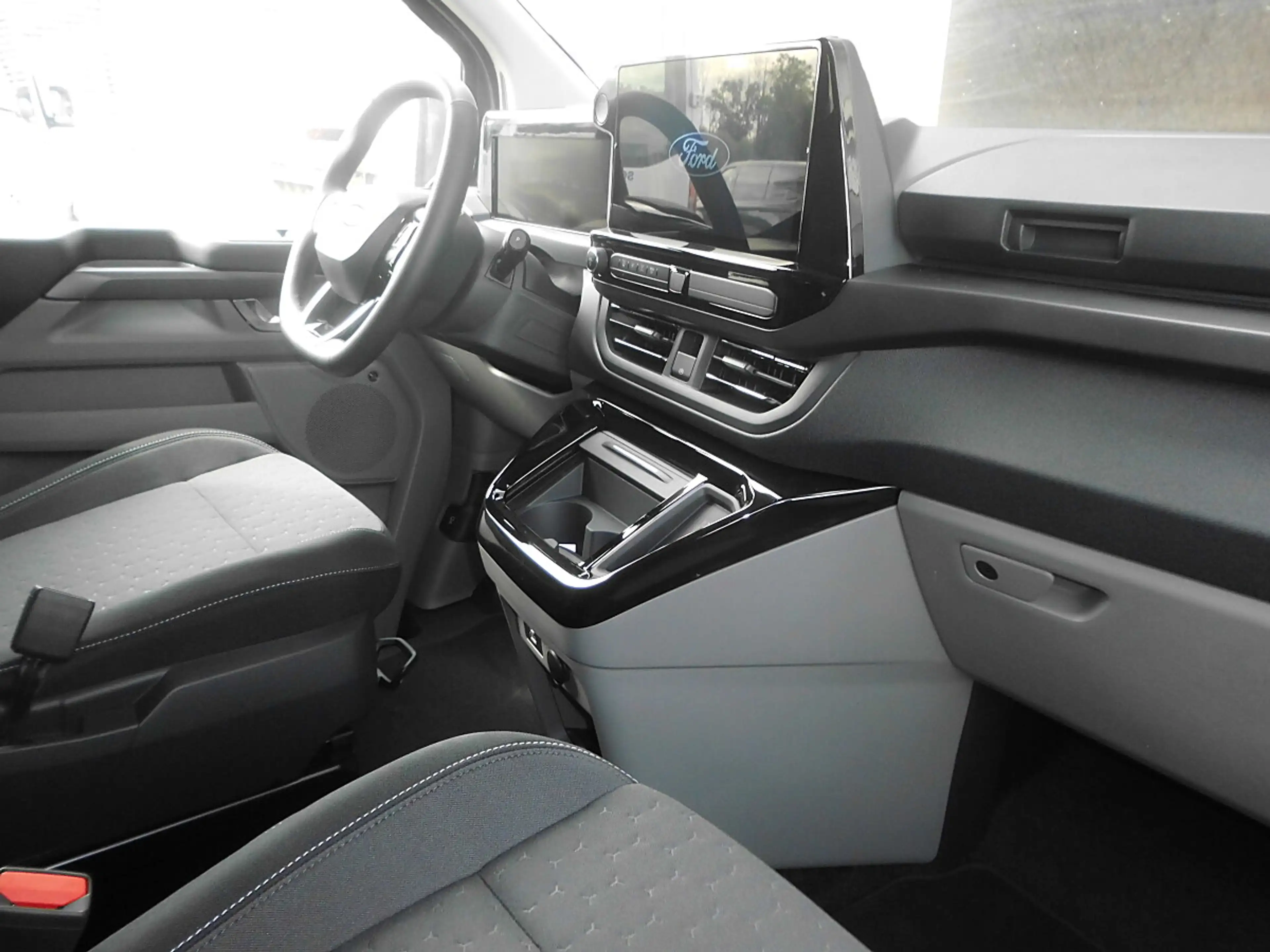 Ford Tourneo Custom Bus 2,0 EcoBlue 320 L1H1 FWD Titanium Aut. — photo 5