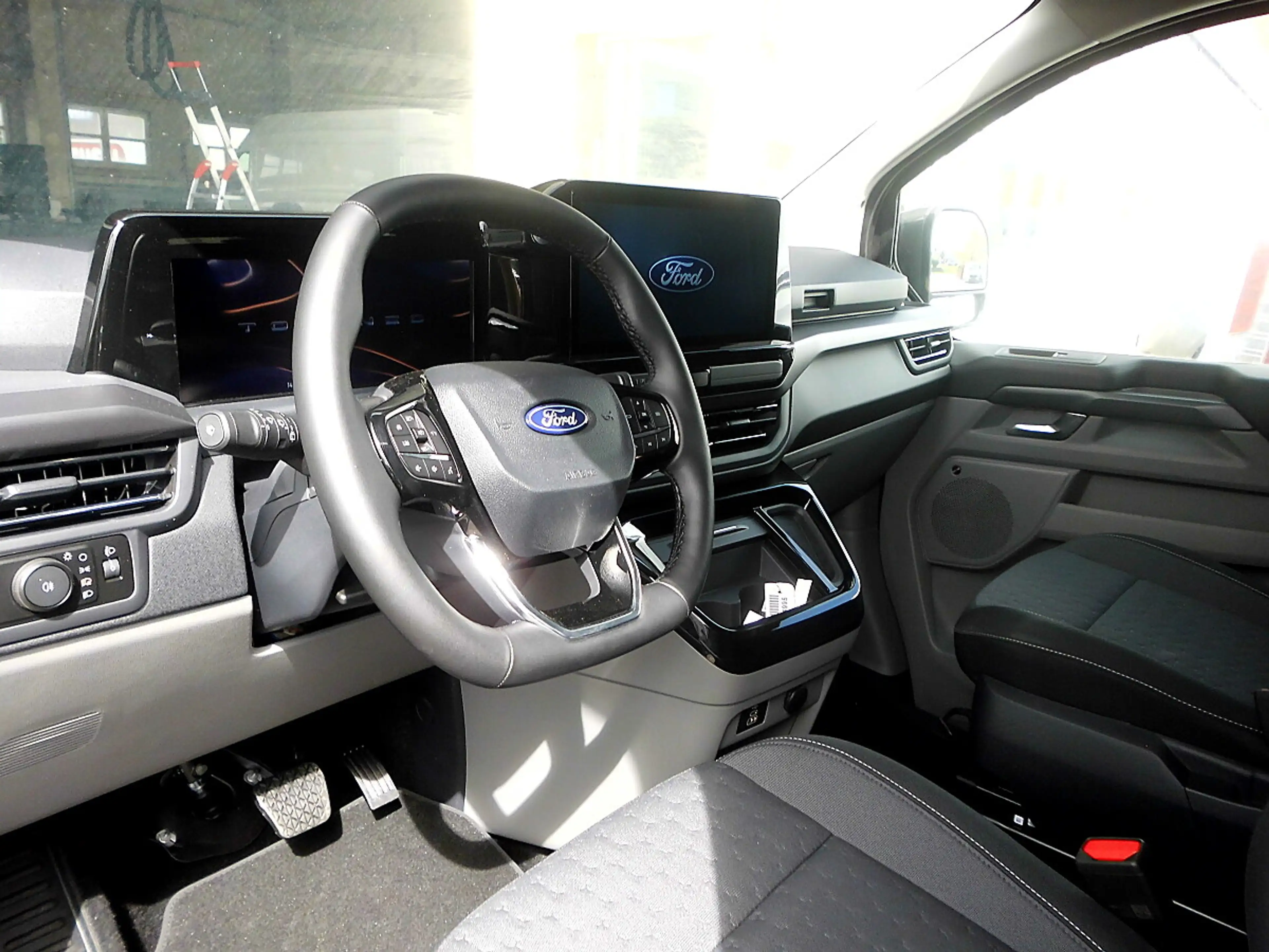 Ford Tourneo Custom Bus 2,0 EcoBlue 320 L1H1 FWD Titanium Aut. — photo 8