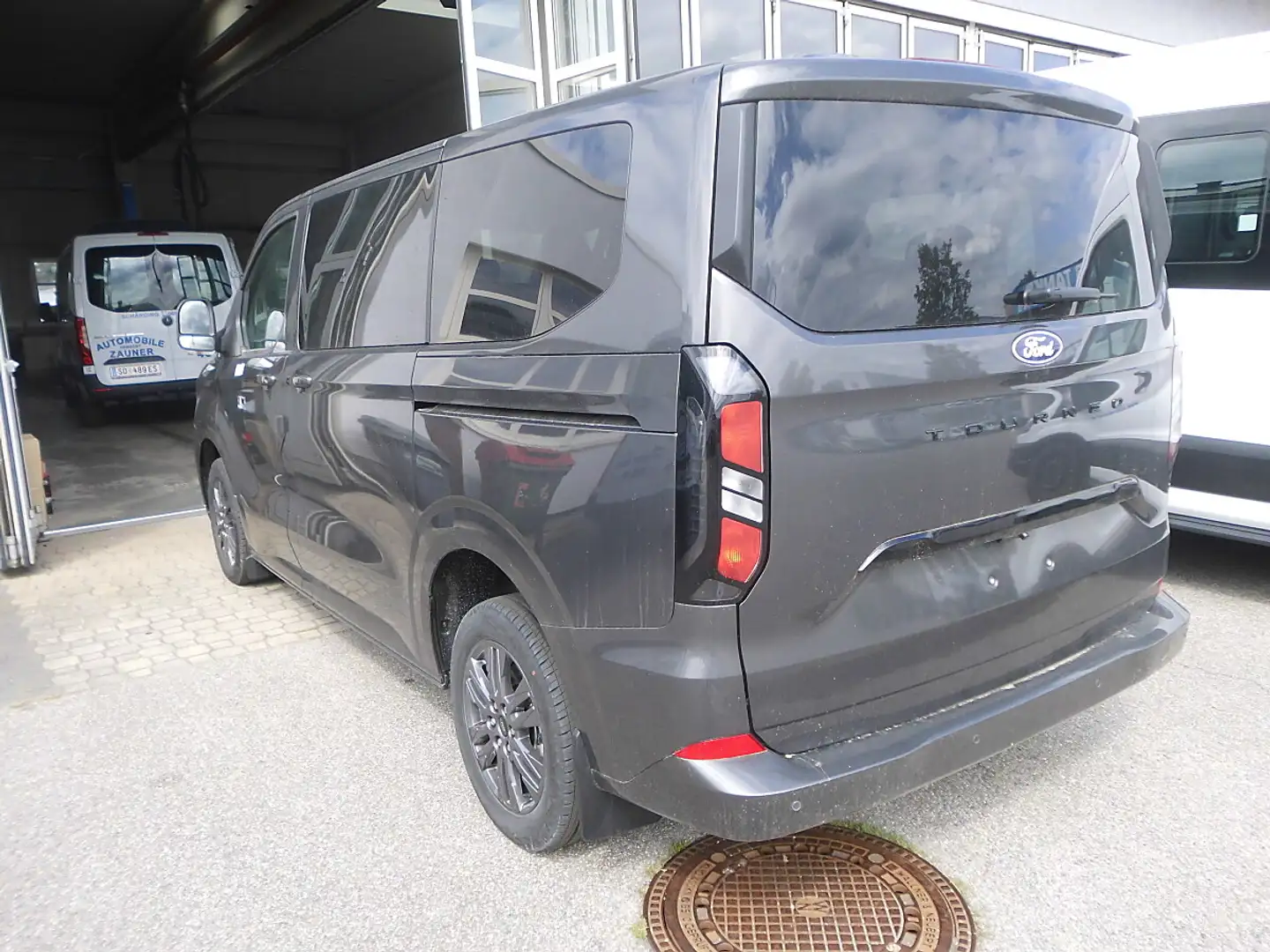 Ford Tourneo Custom Bus 2,0 EcoBlue 320 L1H1 FWD Titanium Aut. Grau - 2