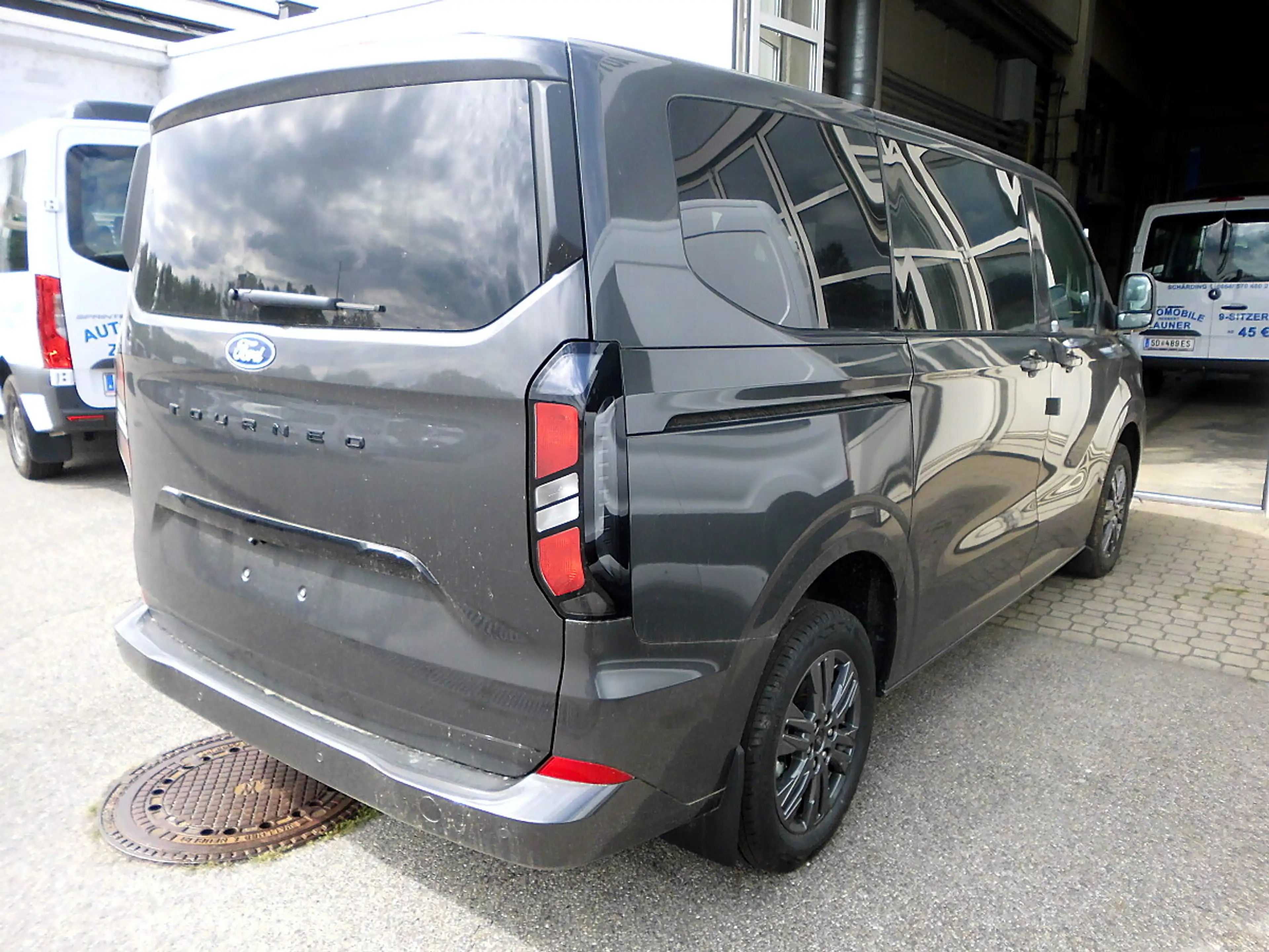 Ford Tourneo Custom Bus 2,0 EcoBlue 320 L1H1 FWD Titanium Aut. — photo 3