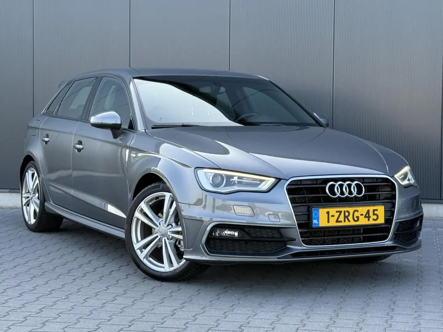 Audi A3 Sportback 1.4 TFSI Ultra 2x S-Line - Xenon - Navi Grijs - 2