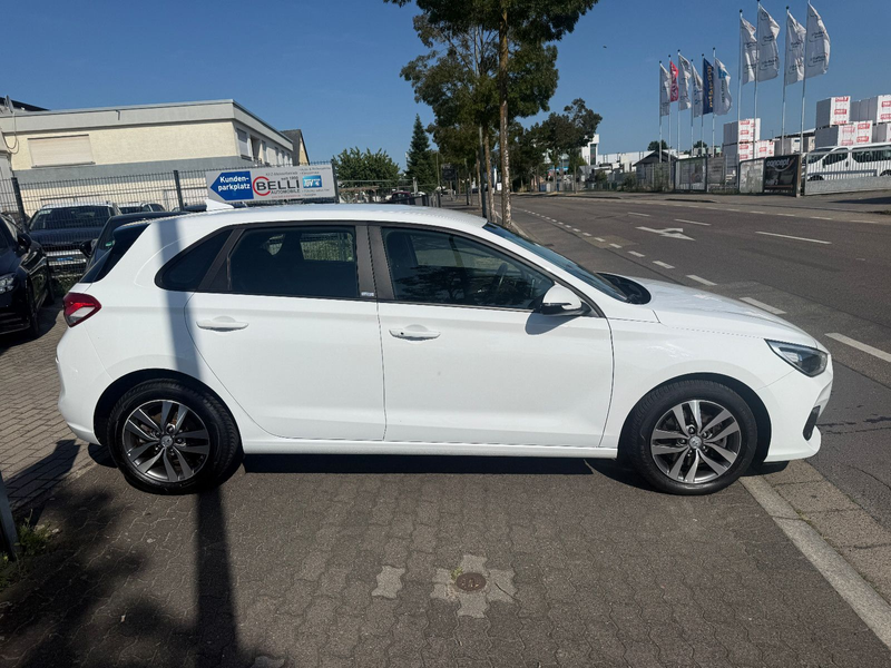 Hyundai i30 Trend Aut. Navi Keyless R.KameraFINANZIERUNG — photo 4