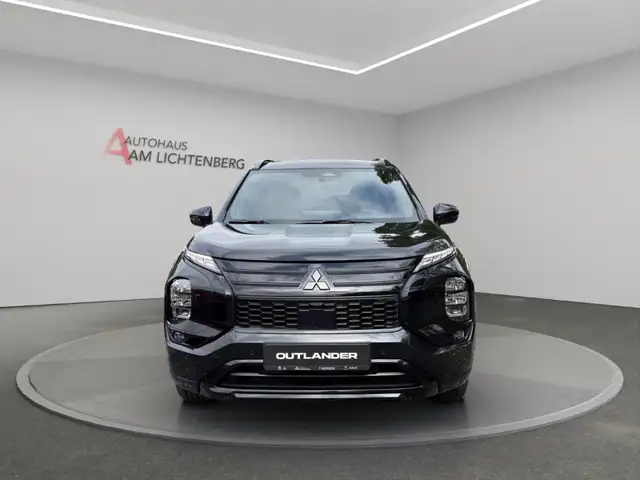 Mitsubishi Outlander view 3