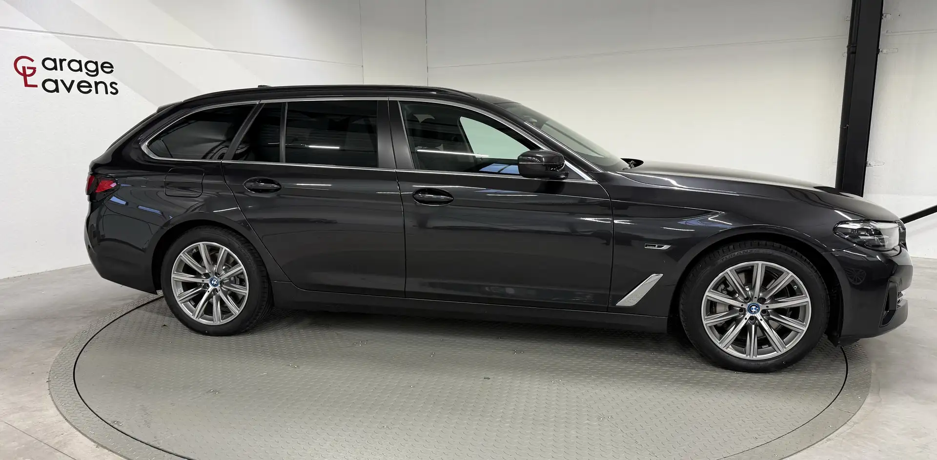 BMW 530 Touring 530eA PHEV Grijs - 2