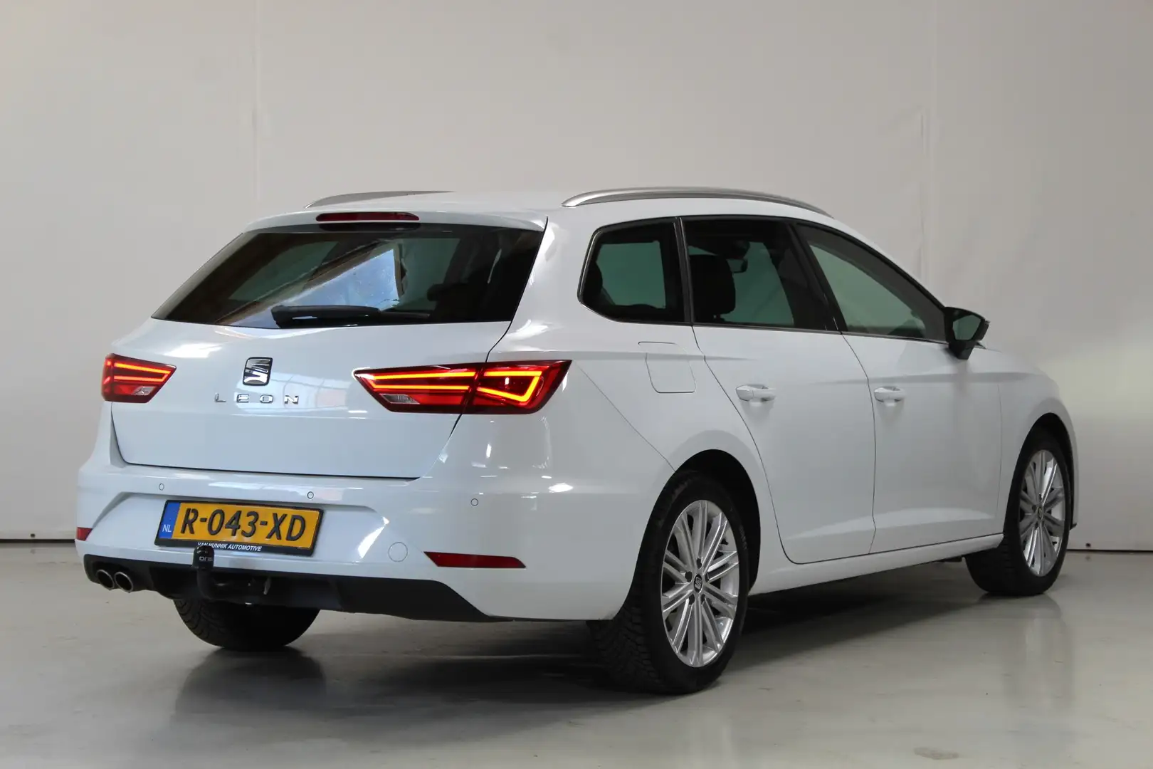 SEAT Leon ST 1.5 TSI Xcellence Vitrual | Keyless | Trekhaak Bianco - 2