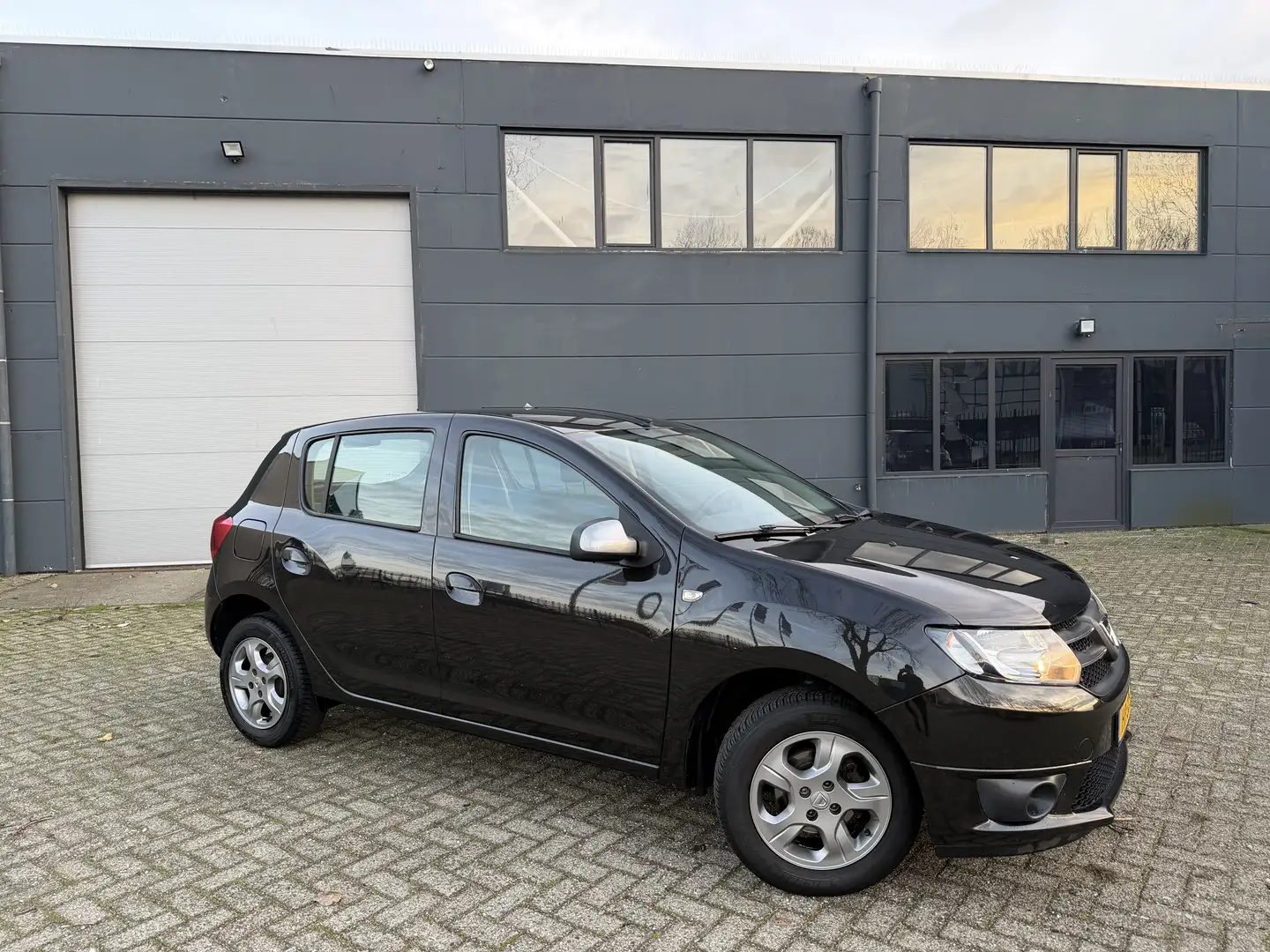 Dacia Sandero 0.9 TCe 10th Anniv| 1ste eig| Nwe APK| zeer netjes Zwart - 1