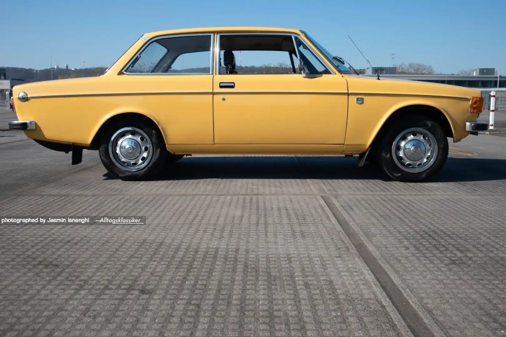 Volvo 142 Jaune - 1