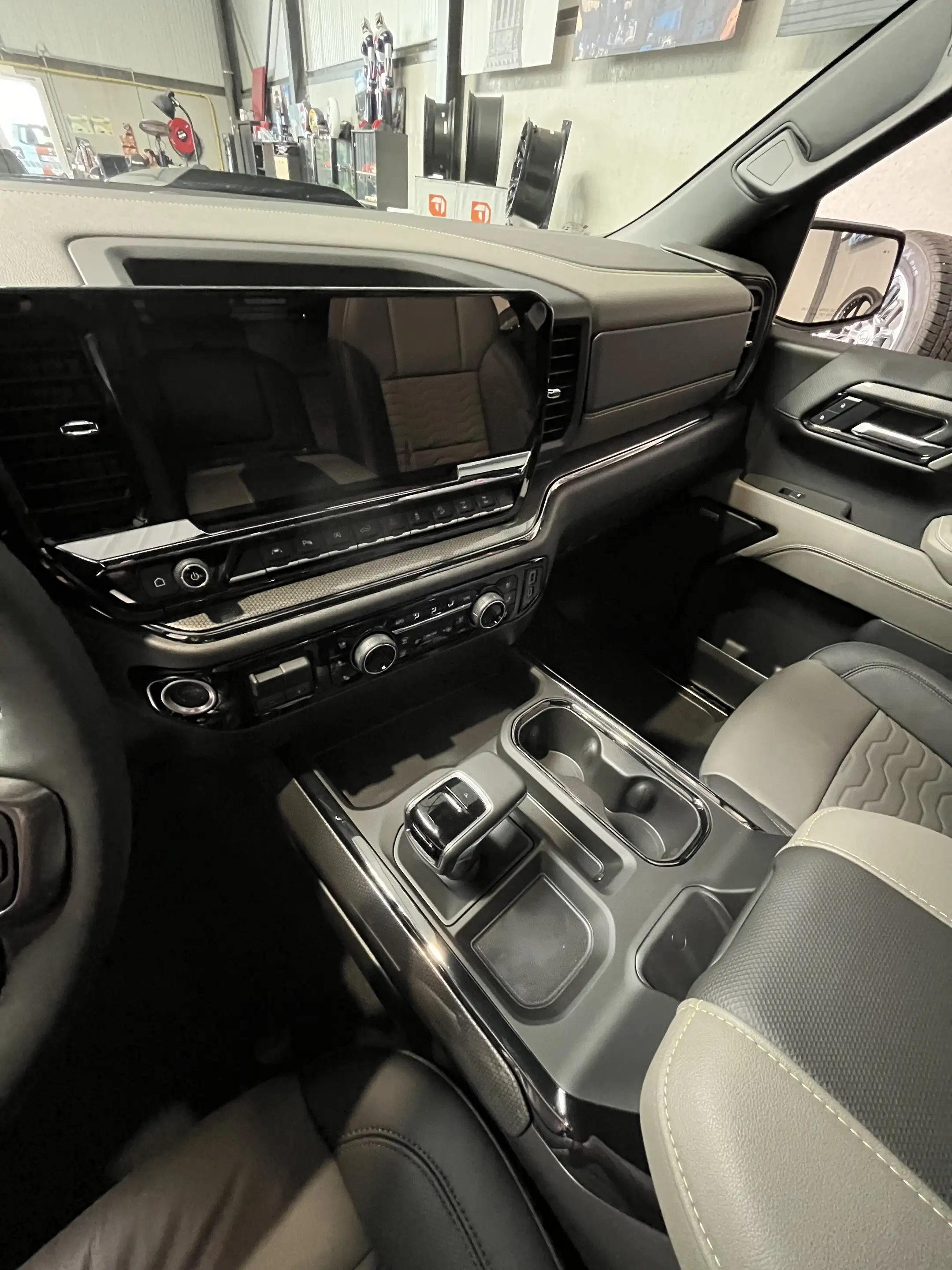 Chevrolet Silverado ZR2 - V8 6.2L — photo 10