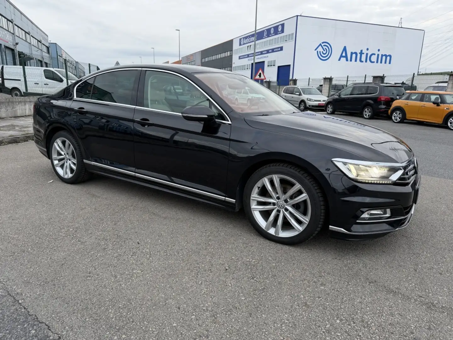 Volkswagen Passat 2.0TDI BMT Sport 4M DSG 140kW Negro - 2