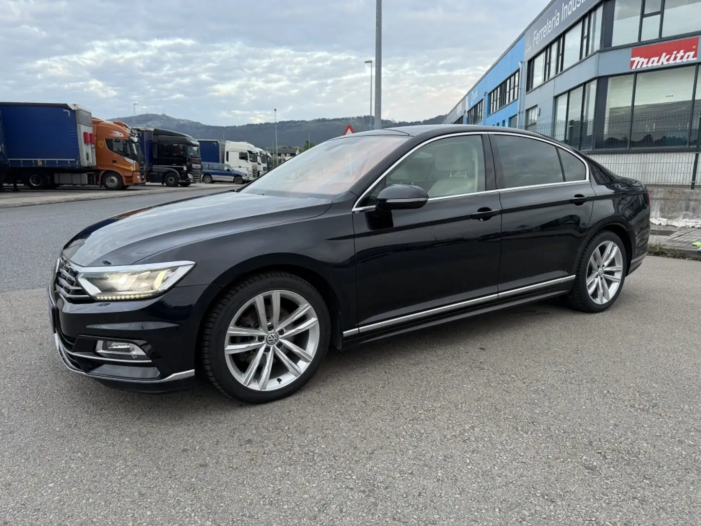 Volkswagen Passat 2.0TDI BMT Sport 4M DSG 140kW Negro - 1