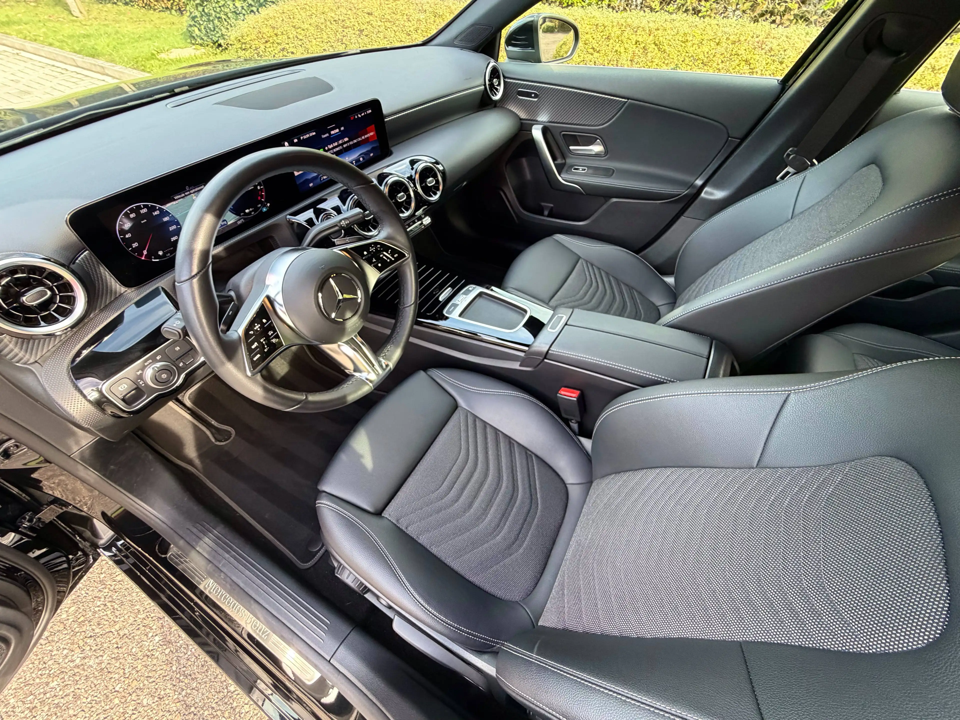 Mercedes-Benz A 250 e PHEV Luxury Line - 1st owner - MB Certified — photo 11