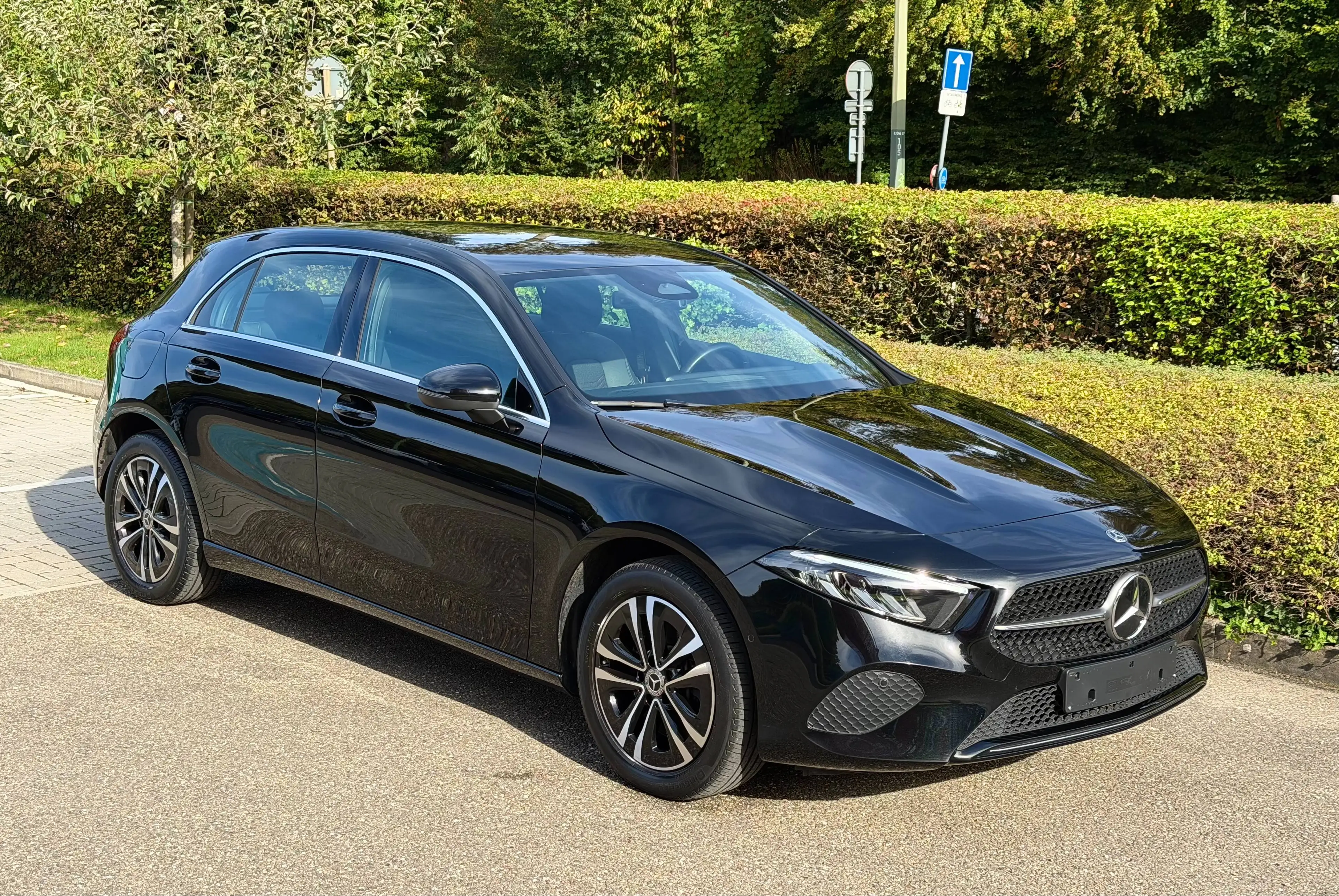 Mercedes-Benz A 250 e PHEV Luxury Line - 1st owner - MB Certified — photo 4