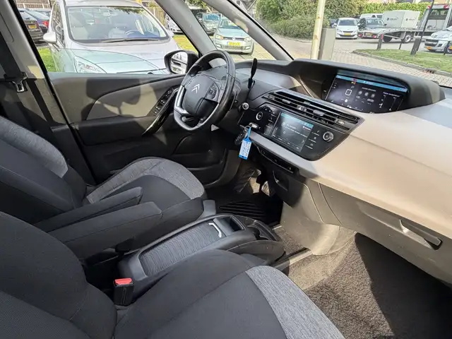 Citroen Grand C4 Spacetourer view 6
