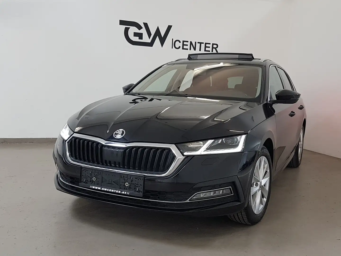 Skoda Octavia Combi 2,0 TDI DSG StylePlus AHK Panorama ACC Matri Schwarz - 1