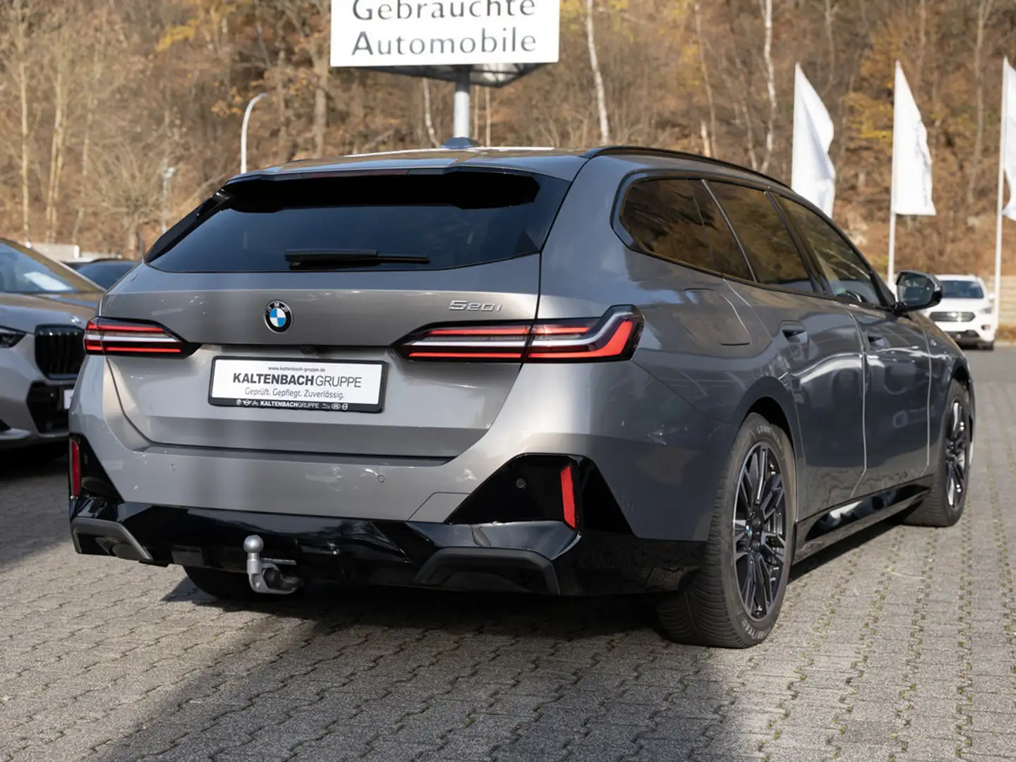 BMW 520 i Touring M-Sport STANDHZ AHK PANO 360° Grau - 2