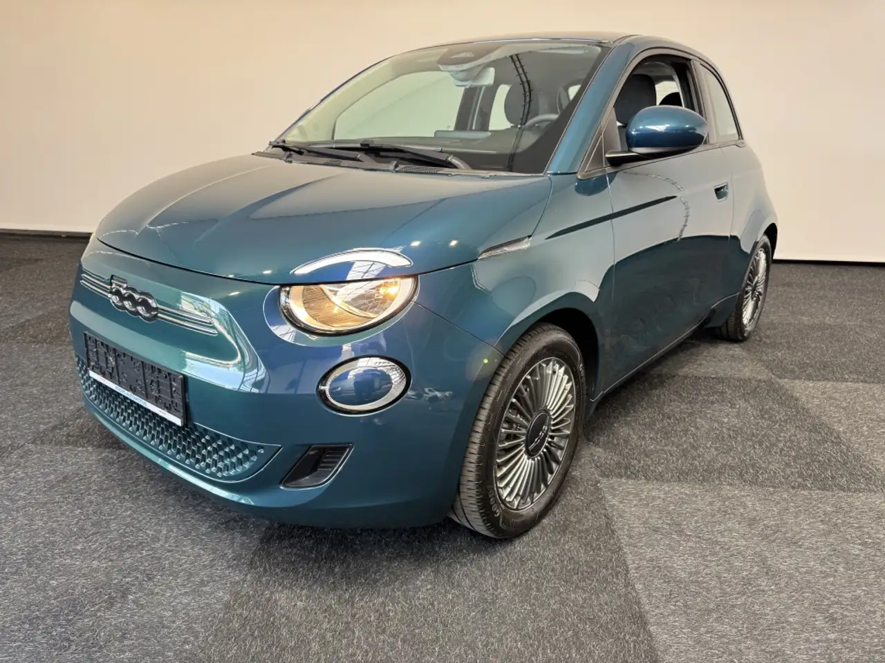 Fiat 500e Icon SOH 94% Car play Ad. Cruise control 3