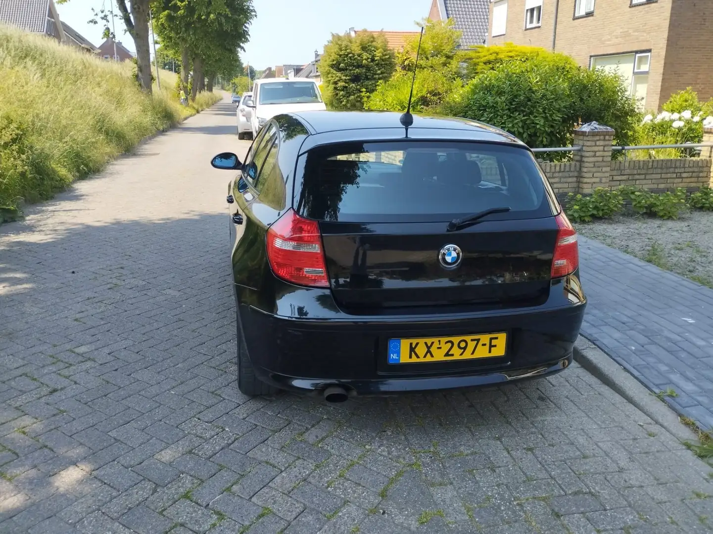 BMW 116 116i Executive Zwart - 2
