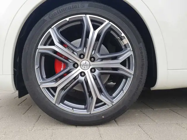 Maserati Levante view 9