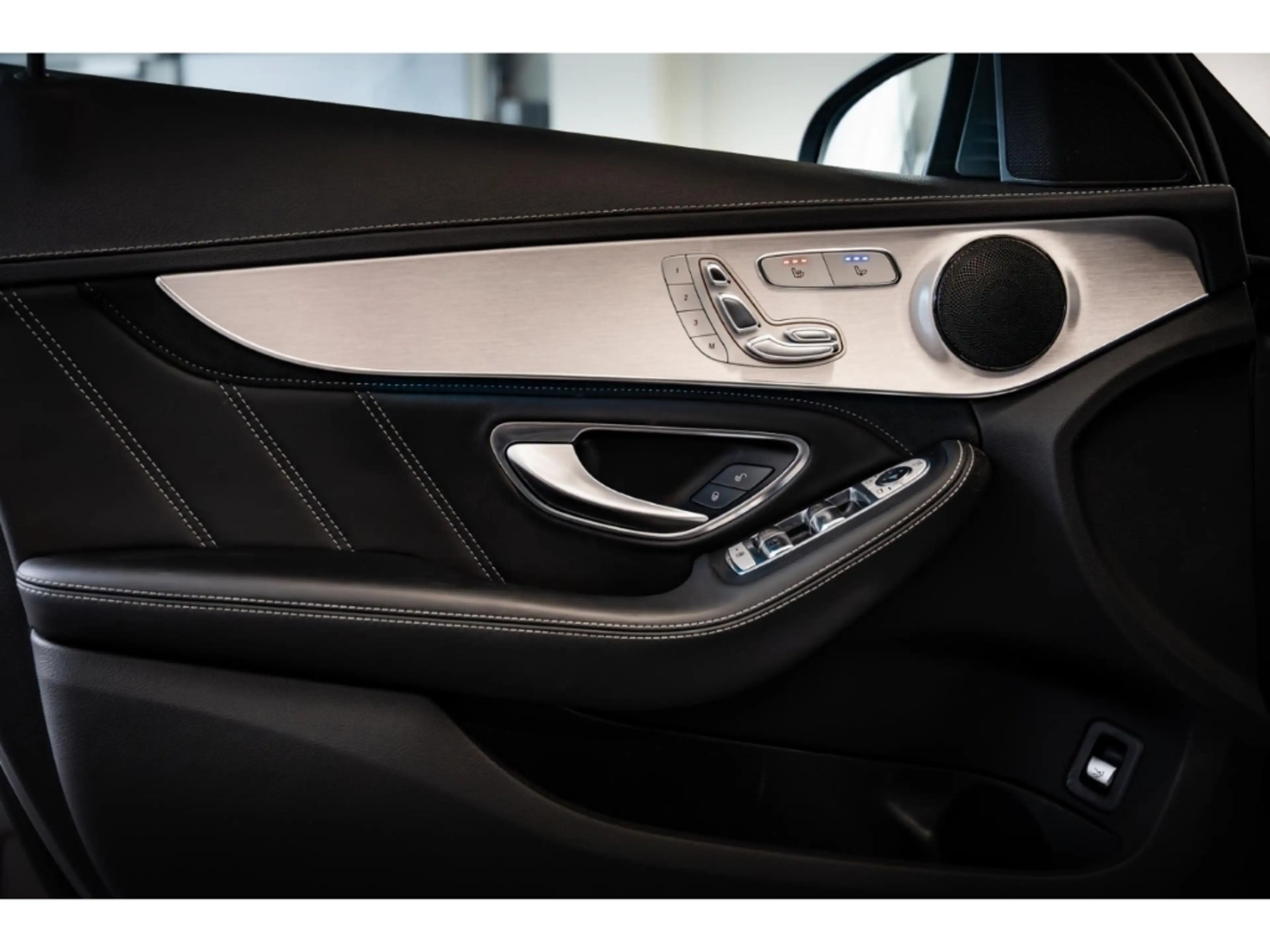 Mercedes-Benz CLS 63 AMG 4.0 Pano eAHK ACC eSitze Intelli Ligt — photo 11