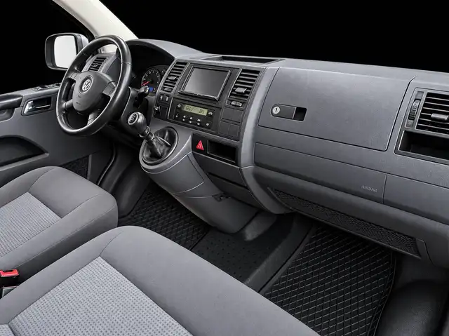 Volkswagen Caravelle view 12