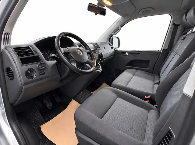 Volkswagen Caravelle view 11