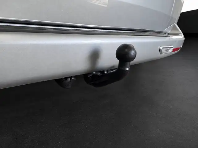 Volkswagen Caravelle view 10