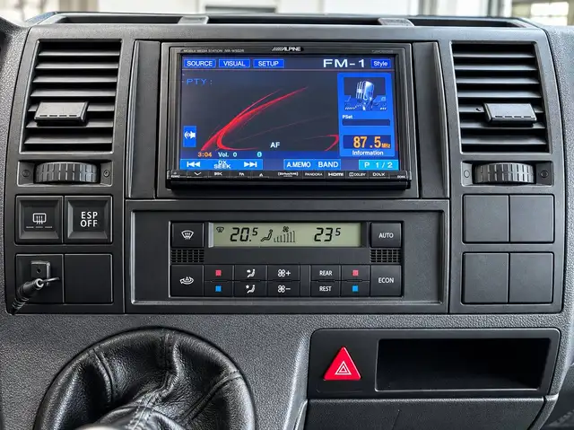 Volkswagen Caravelle view 14
