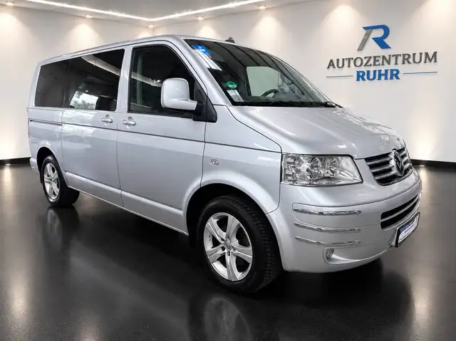 Volkswagen Caravelle view 4