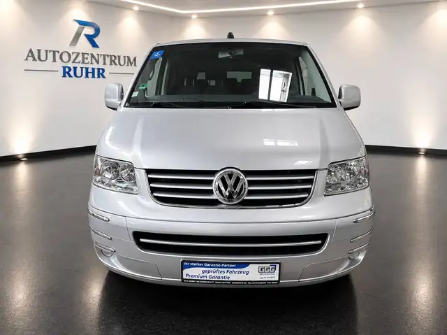 Volkswagen Caravelle view 3