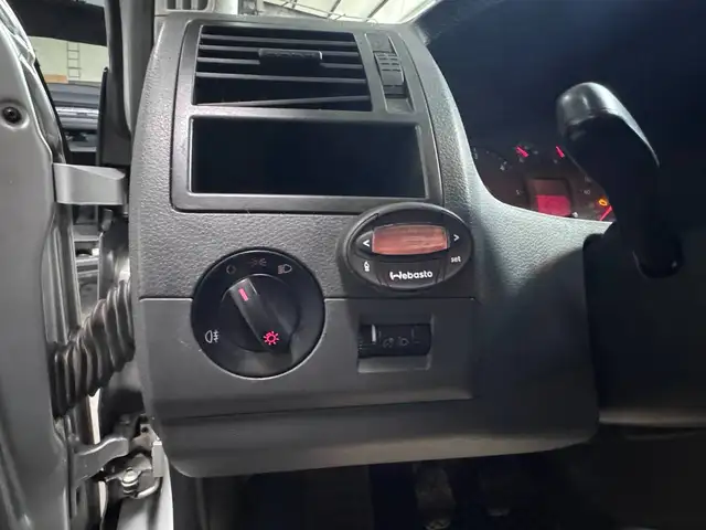 Volkswagen Caravelle view 13