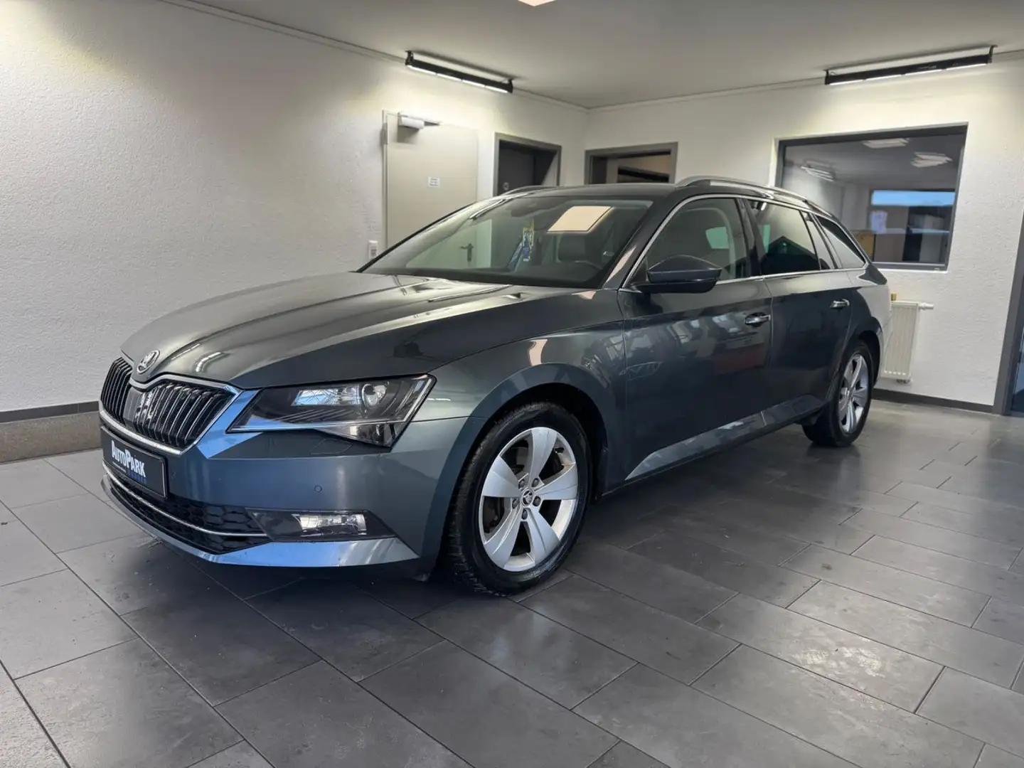 Skoda Superb Combi Style *DAB*Carplay*Bi-Xenon* Grijs - 2