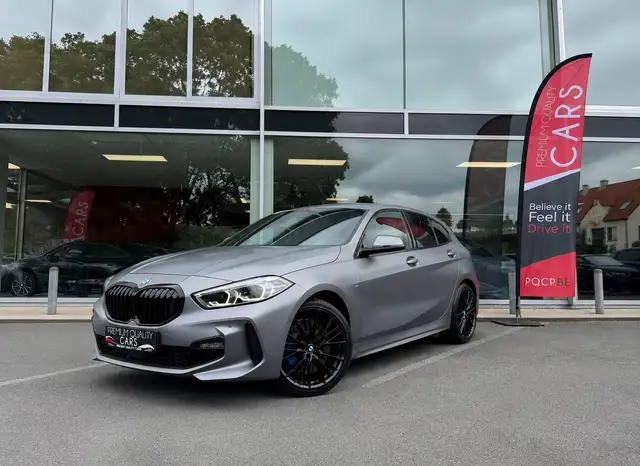 BMW 118 M PACK / MAT GRIJS / PANO / SFEERVERLICHTING / CARPLAY / ZETELVERWARMING /
