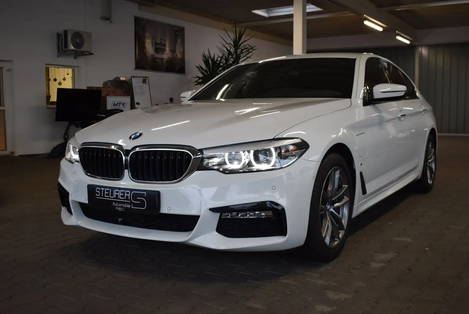BMW 530 e Limousine M Sport Navi Parkpaket Weiß - 1