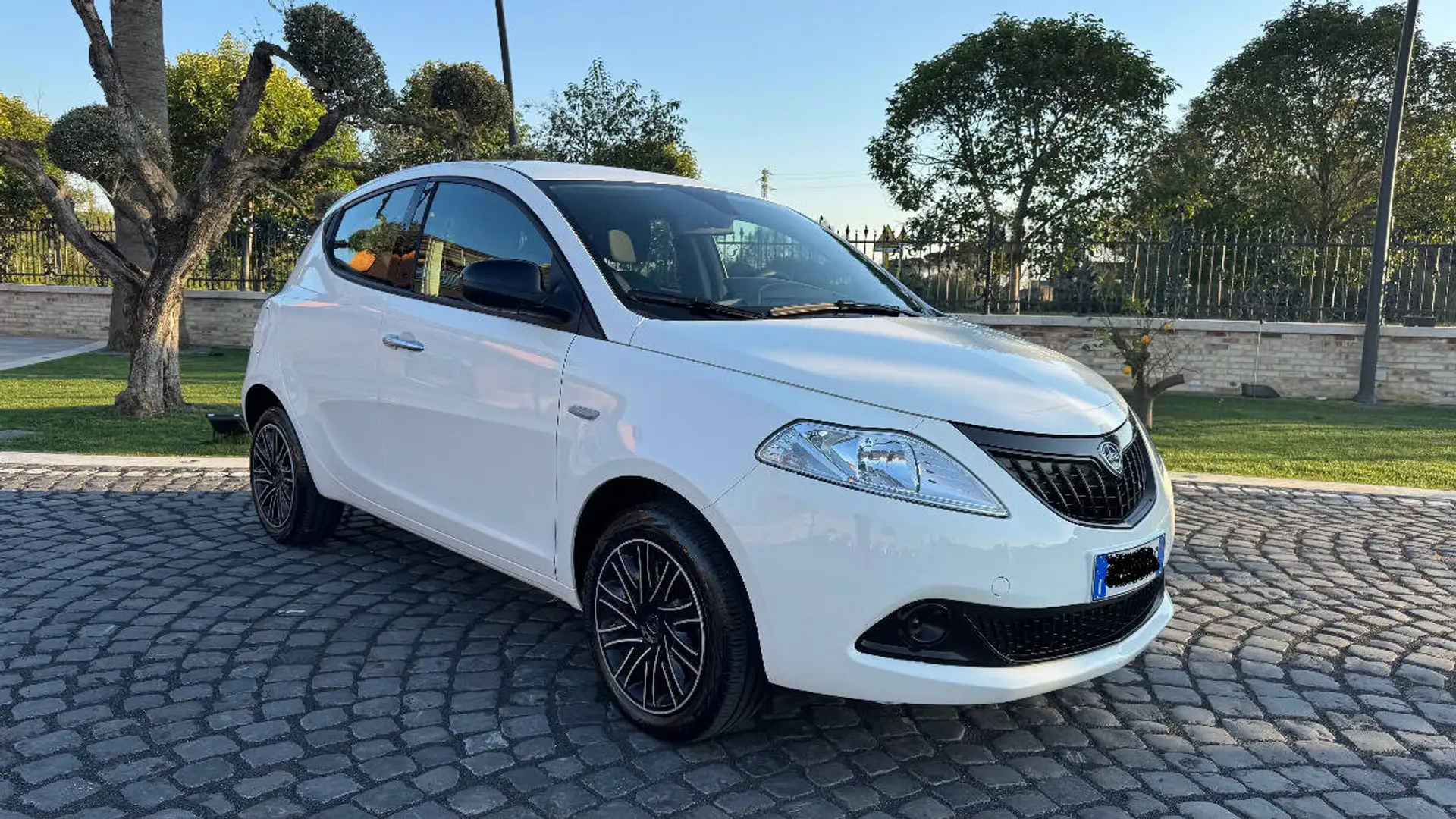 Lancia Ypsilon 1.0 firefly hybrid 8.000 KM OK NEOP. Bianco - 1