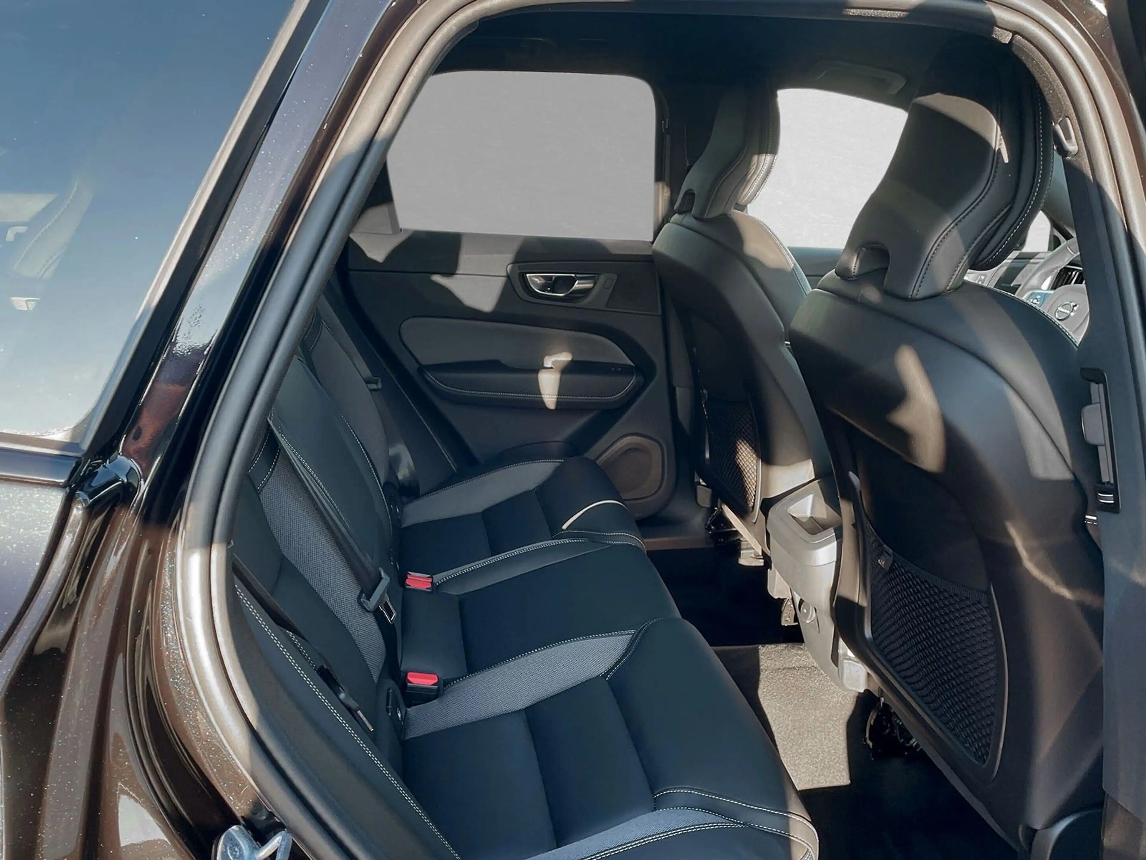 Volvo XC60 B5 AWD Mild-Hybrid Plus Dark AHK ACC BLIS — photo 5