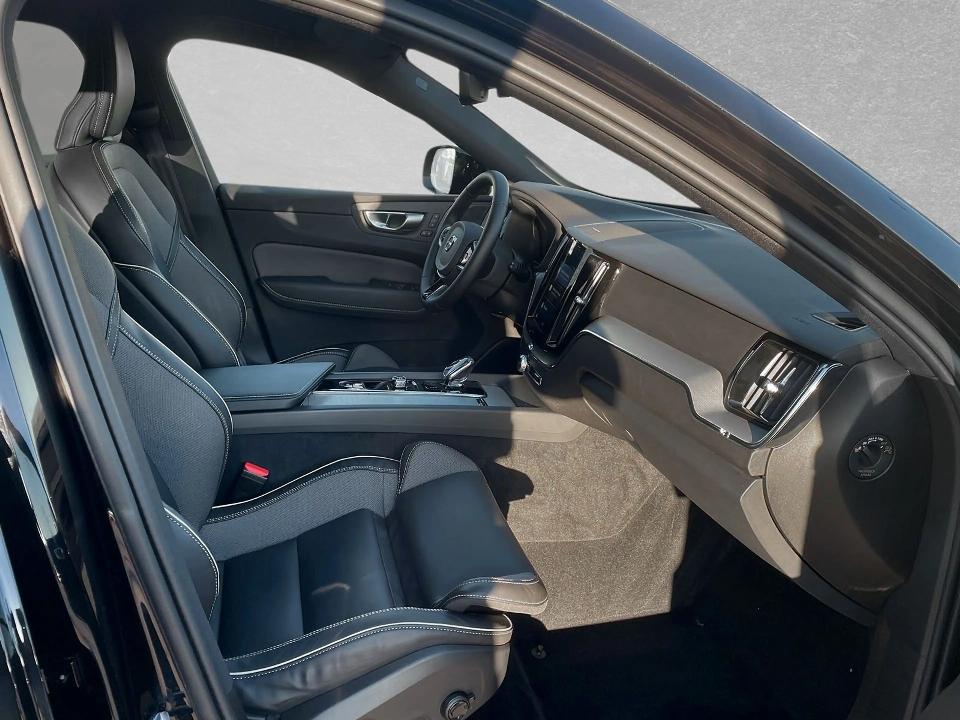 Volvo XC60 B5 AWD Mild-Hybrid Plus Dark AHK ACC BLIS — photo 4