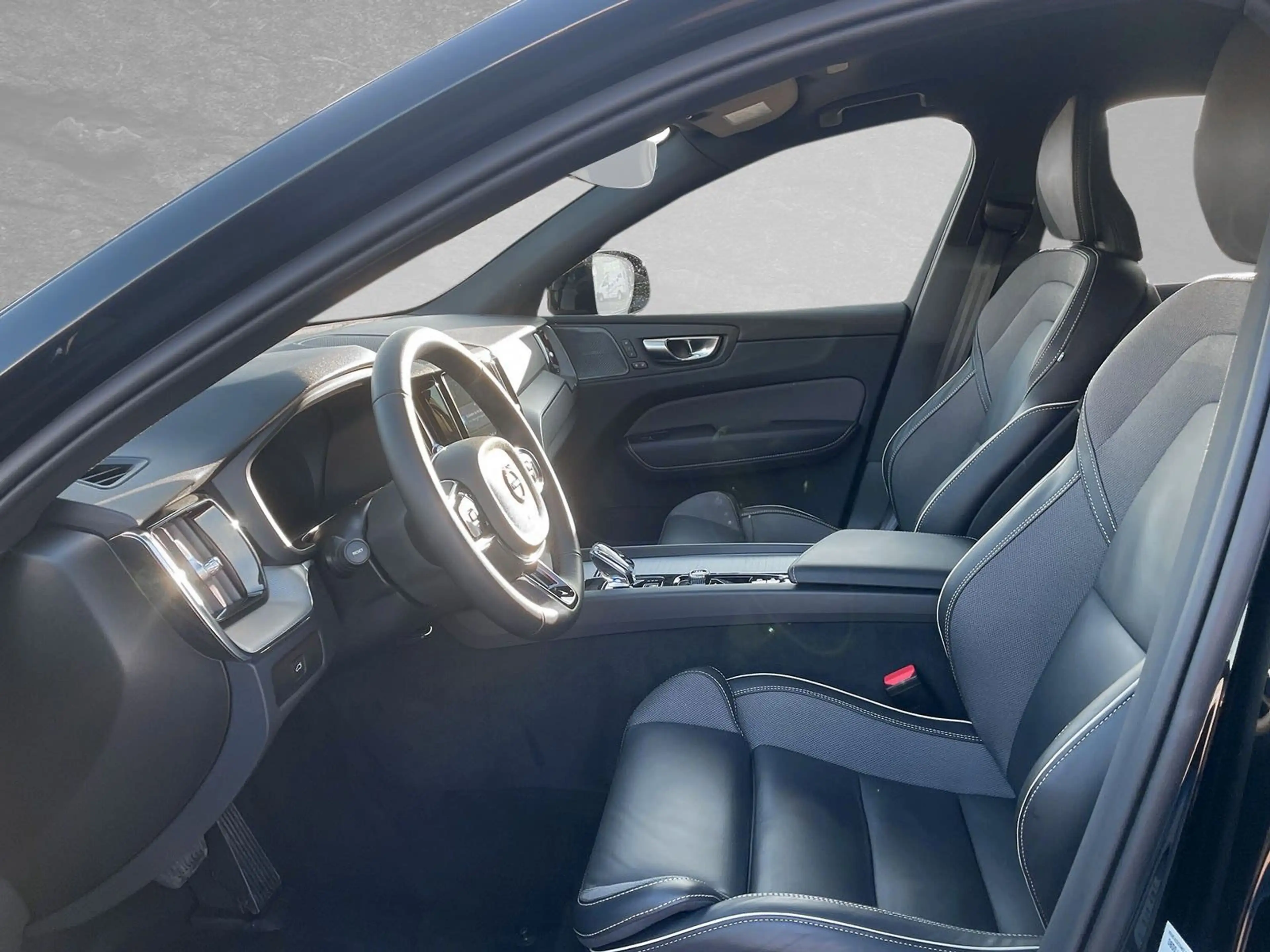Volvo XC60 B5 AWD Mild-Hybrid Plus Dark AHK ACC BLIS — photo 3