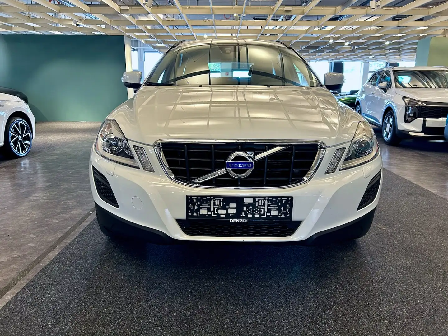 Volvo XC60 Kinetic D3/D4 AWD Weiß - 2