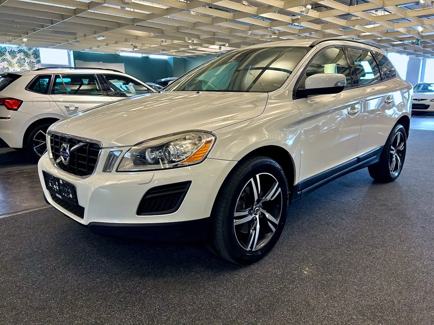 Volvo XC60 Kinetic D3/D4 AWD Weiß - 1