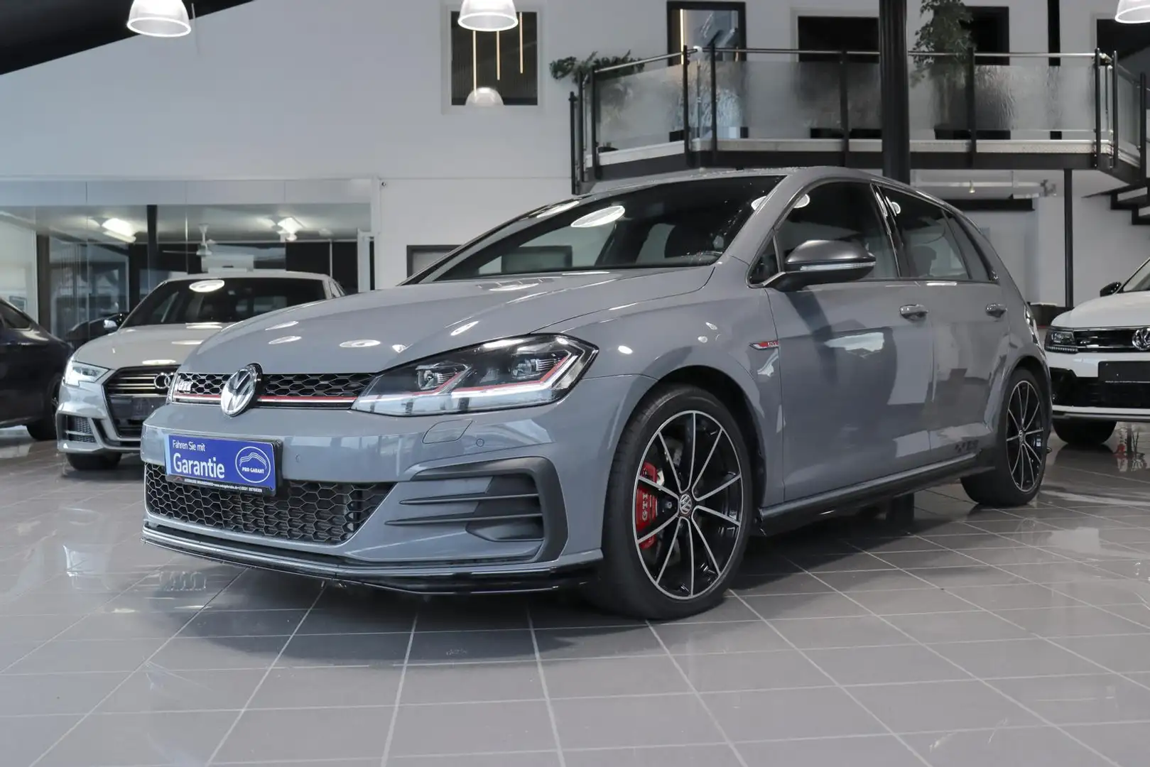 Volkswagen Golf 2.0 TSI GTI TCR *AKRAPOVIC-ABGASANLAGE* Grau - 2