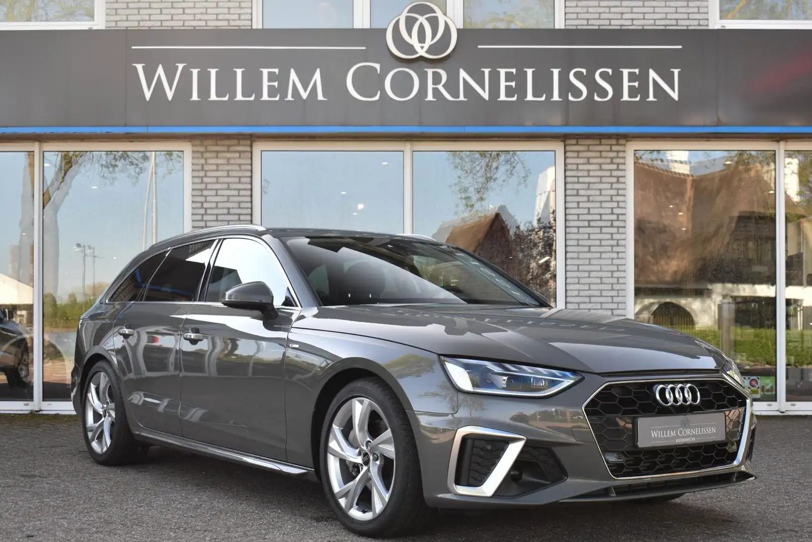 Audi A4 Avant 40 TFSI 204PK S-Line ACC Virtual Cockpit LED Grijs - 1