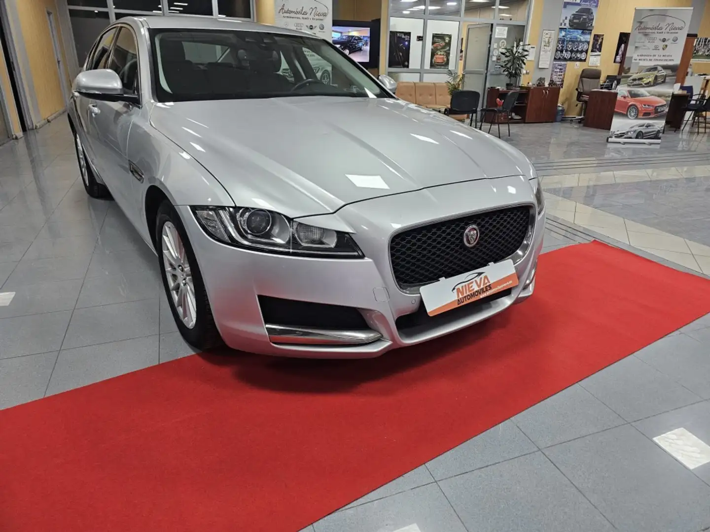 Jaguar XF 2.0i4D Prestige 163 Šedá - 1