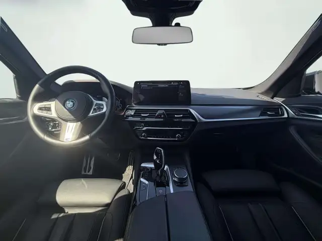 BMW 5 Series view 6