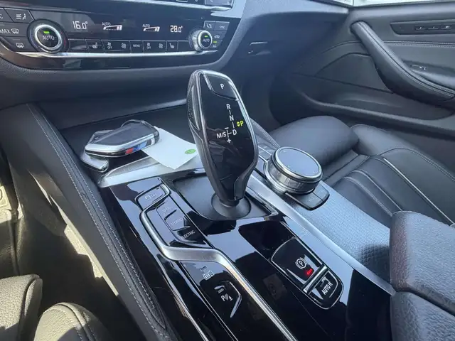 BMW 5 Series view 14
