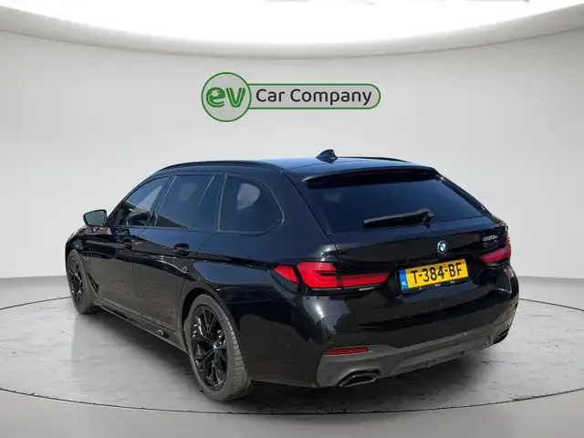 BMW 5 Series view 4
