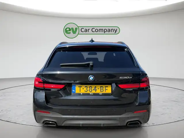 BMW 5 Series view 8