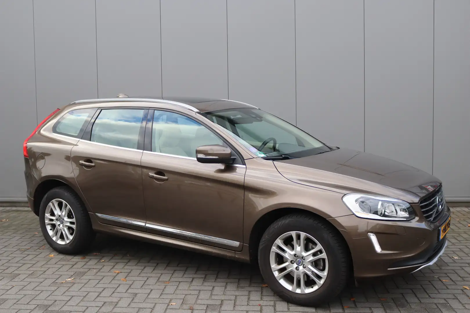 Volvo XC60 2.0 T5 FWD Automaat Summum Open-dak/Camera/Stoelve Brun - 2