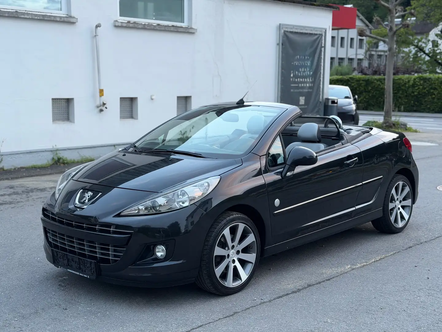 Peugeot 207 Cabrio 1.6 VTi Roland Garros Edition TÜV NEU Schwarz - 1