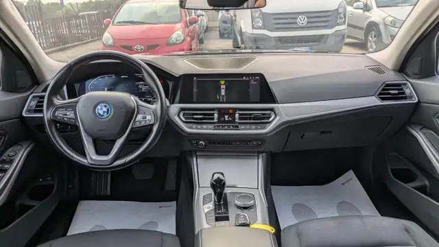 BMW 3 Series view 9