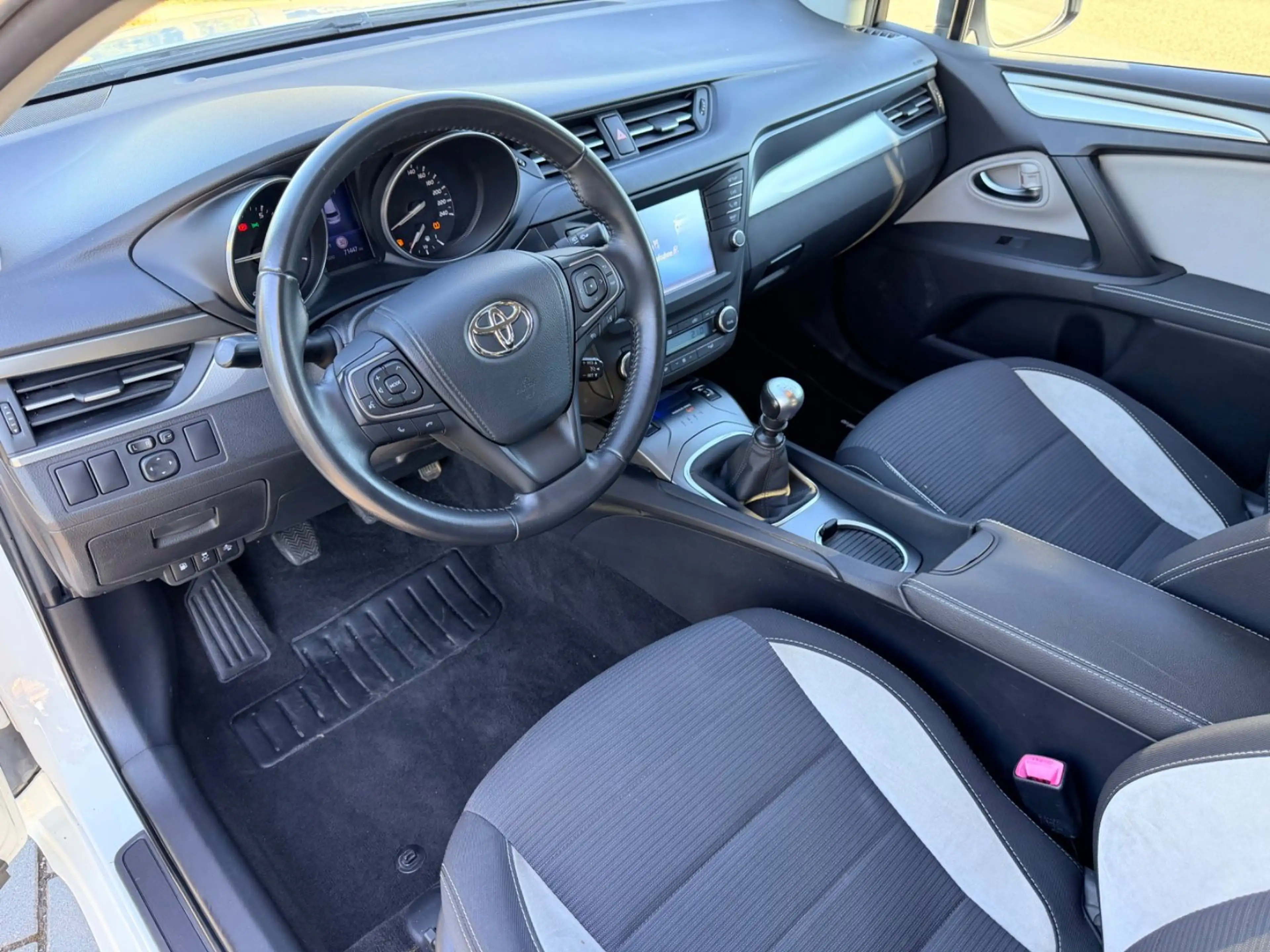 Toyota Avensis Touring Sports Team D — photo 27